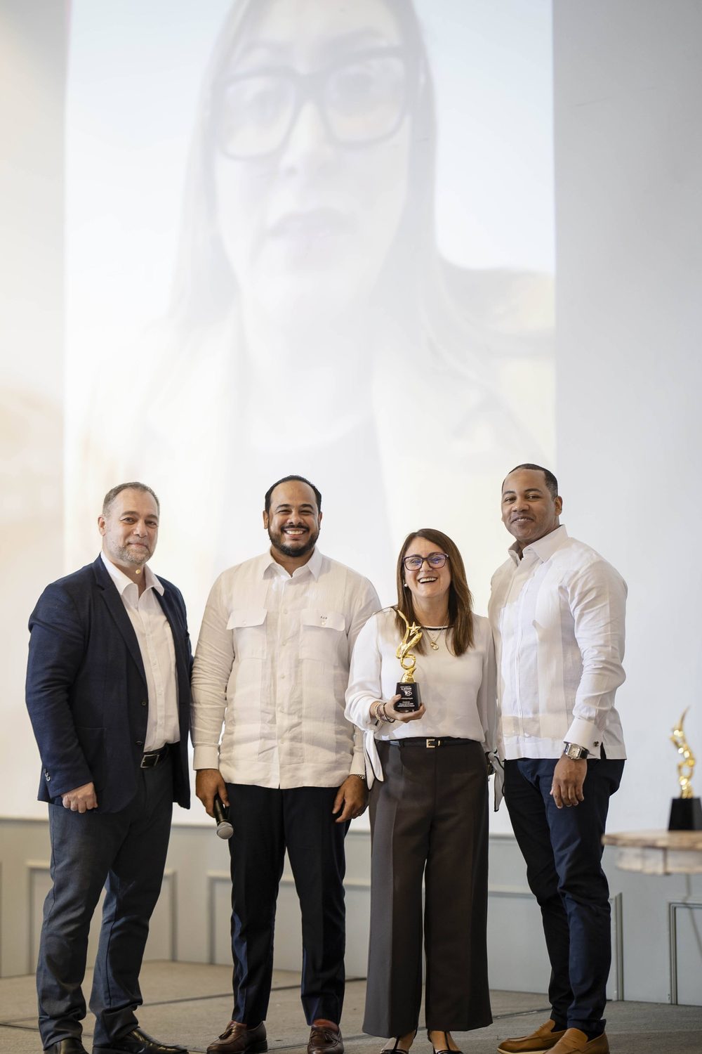 Ganadores recibiendo su LATAM Resilience Award 2026